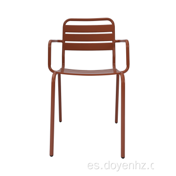 Sillón de listones de metal para exteriores